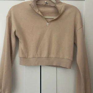 Croppad tjocktröja från NLYtrend - Fraktas mot betalning ✨