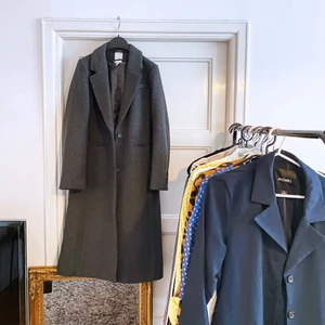 Exklusiv grå ullkappa - Grå ullkapa från HMs exclusive collection. Storlek 38, otroligt fin och bra kvalitet ✨ Originalpris 999 kr