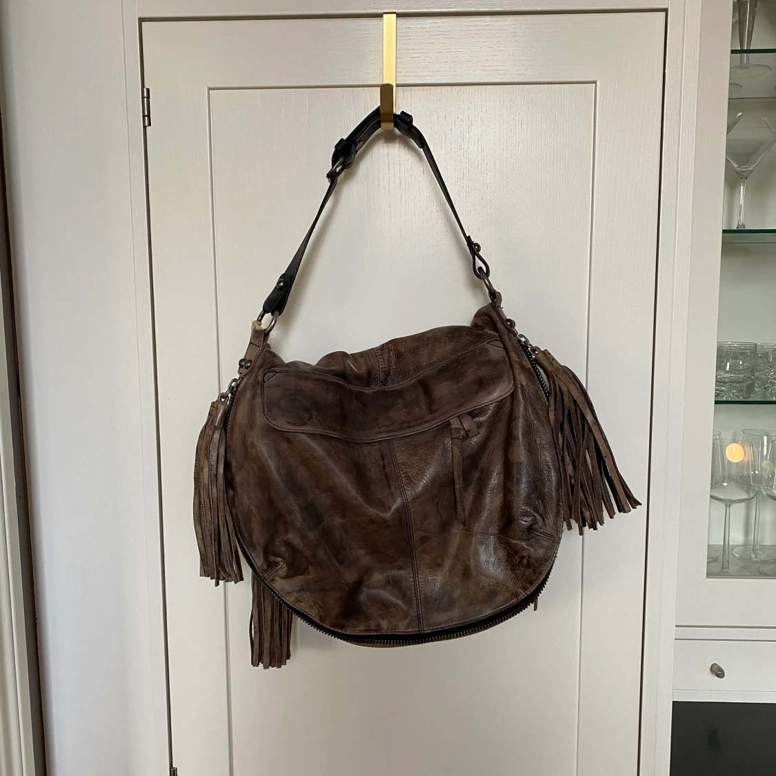 AllSaints väska i brunt skinn  - 90