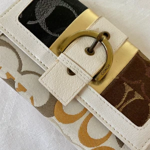 COACH plånbok, oanvänd - Hittade denna plånboken i en låda, aldrig använd. Såg dock att det har blivit en liten spricka i skinnet på insidan (se bild). Säljer den därför mkt billigt! Köparen står för frakten. 