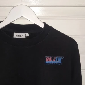 Sweatshirt - Sweatshirt med ett litet tryck på från weekday, frakt tillkommer på 40kr✨.                  Obs! Budgivning då fler är intresserade ✨ 27 okt  kl 15:00 avslutas budgivningen