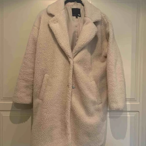 Teddykappa - Kappa från Lager 157 i teddy-material. Använd men i gott skick, storlek M.  🤍