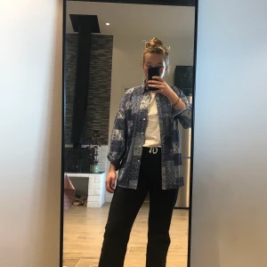 Vintage skjorta - Kul retroskjorta med mönster!  🍋 strlk står ej men den är lite kort i armarna för mig (har bara haft de uppvikta) så skulle säga passar xs-m beroende på hur man vill ha den 🍋 100 % bomull 🍋 köpt i andra hand men toppenskick, använd 1 gång av mig 🍋 pris: 40