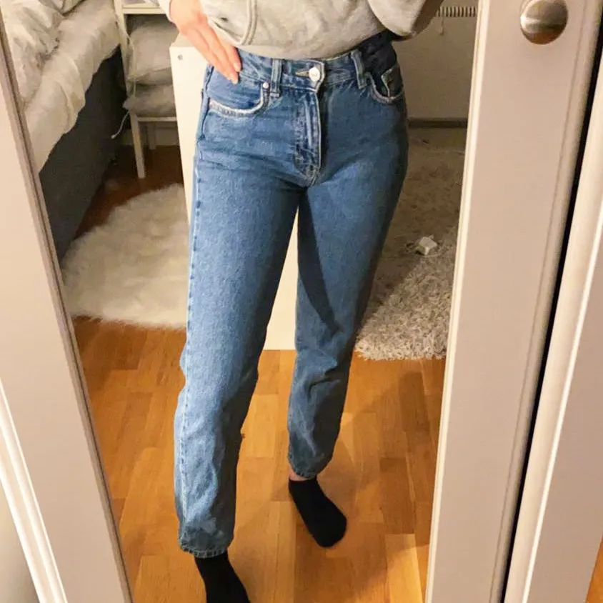 Blå raka jeans storlek 32 i midjan! Passar någon lite kortare, skulle säga 160 eller under. Hör av dig vid intresse💓. Jeans & Byxor.