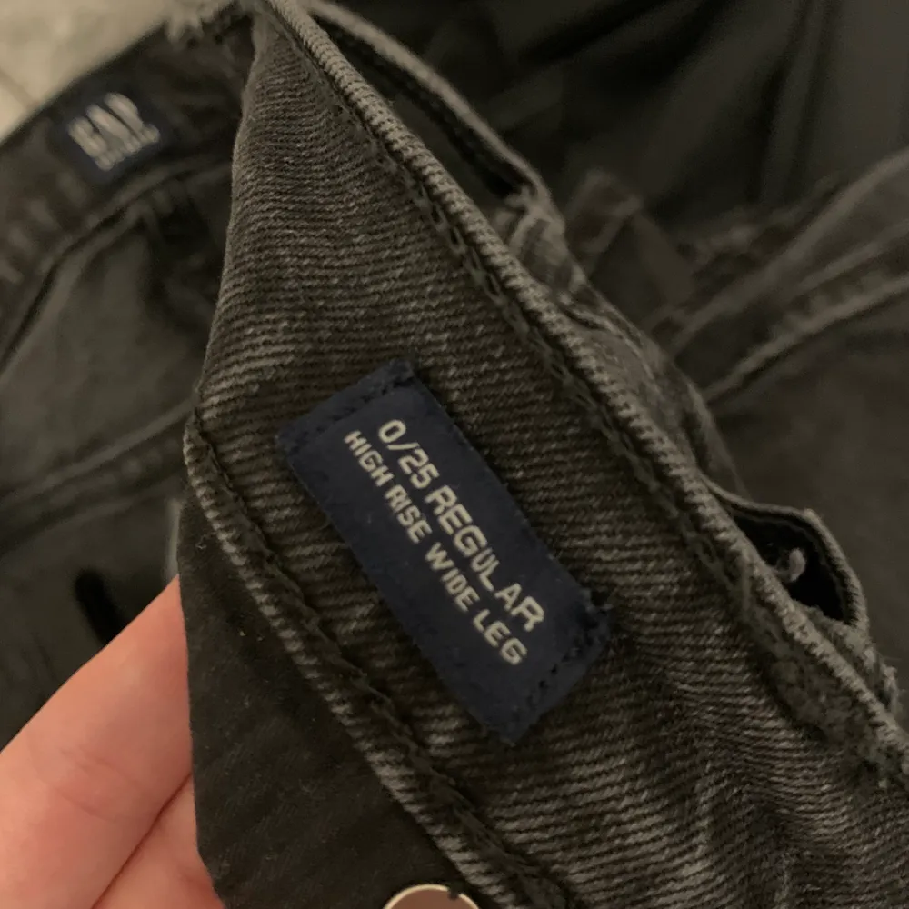 Säljer högmidjade vida jeans i svart-grå tvätt. Storlek 25 från GAP. Jeans & Byxor.