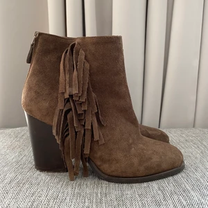 Stövletter - Bruna stövletter i italienskt mocka 🤎🤎🤎 Använda 2 gånger, klackhöjd 8.5 cm