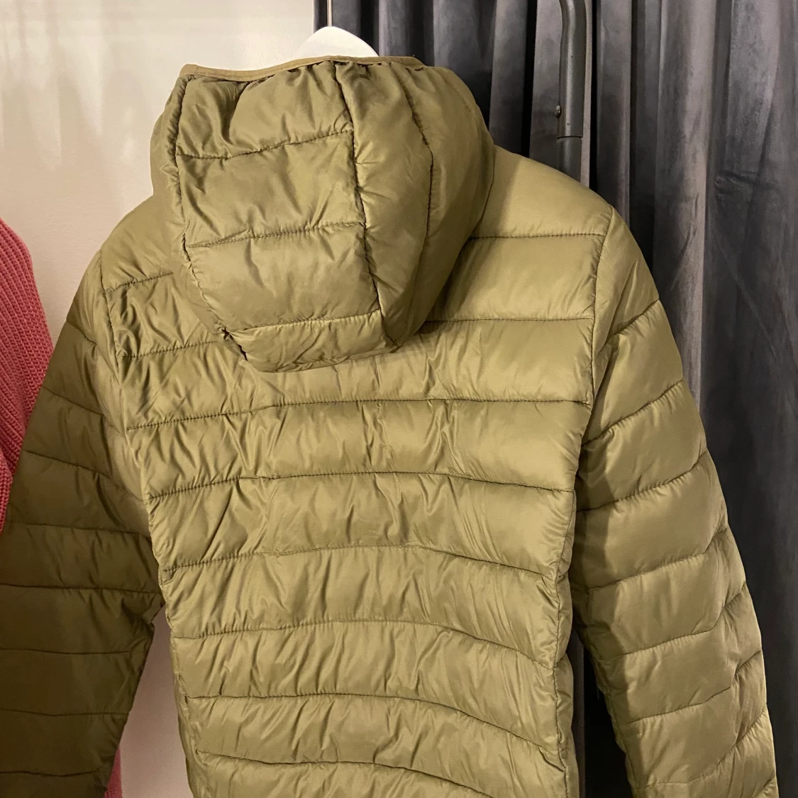 Grön dunjacka med huva  - 90