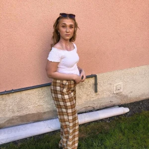 Misslisibell XNA-KD - Säljer dessa byxor från Misslisibells ( Lisa Johansson ) kollektion för NA-KD. Dom är i fint skick och använda vid fåtal gånger. Säljes då det inte är min stil riktigt. Frakt tillkommer och betalas av köparen.❤️