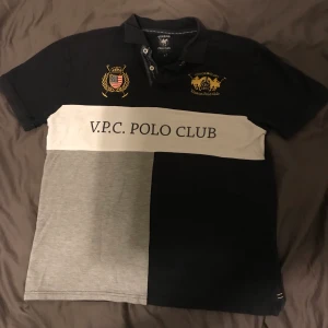Polo piké - En polo piké i mycket bra kvalité, storlek L. Köpt år 2018 i ”Stockholm Quality Outlet” för 799kr. Den har ett mycket litet hål under högra armen och säljs därför för det billiga priset. Jag skickar om köparen står för frakt eller möts upp i Stockholm. Pris: 90kr
