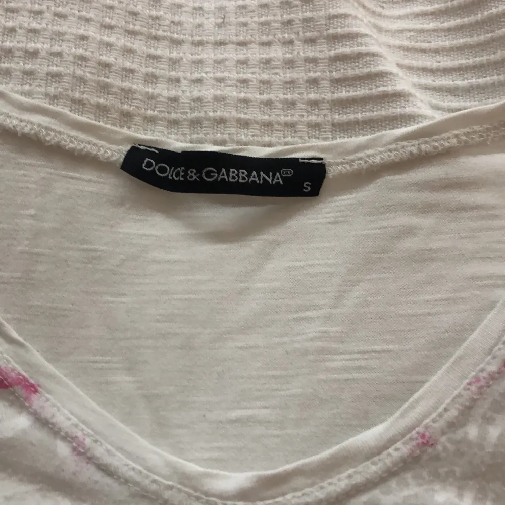 Jättefin t-shirt från Dolce&Gabbana. Är i jätteskönt material och i bra skick. T-shirten är storlek S men passar XS också, vilket jag vanligtvis är 👚✨! Frakt är inkluderat i priset. . T-shirts.