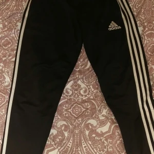 Adidas byxor  - Super sköna adidasbyxor med fickor.                                 Sparsamt använda.                                                              Storlek Small men passar även medium.  Frakt ingår ej i priset. Priset går att diskutera 