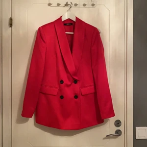 jättefin kavaj!! - så fin kavaj från gina tricot, kommer tyvärr inte till någon användning & använd endast en gång på nyår förra året så den är som ny 😍 storlek 34 men stor i storleken !! köpt för 699kr säljer för 250 eller den som budar högst☺️