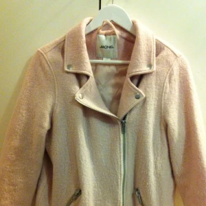  - Köpt förra året, från Monki
40% ull 
Ljusrosa, sista bilden visar färgen bäst