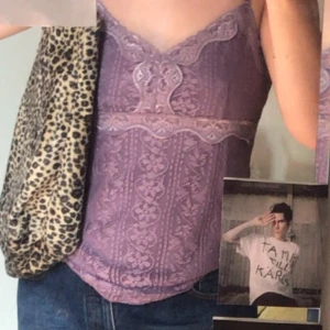 00s topp! - fett fin 00s topp, assnyg att knyta så att det blir en croptop om man gillar det:)