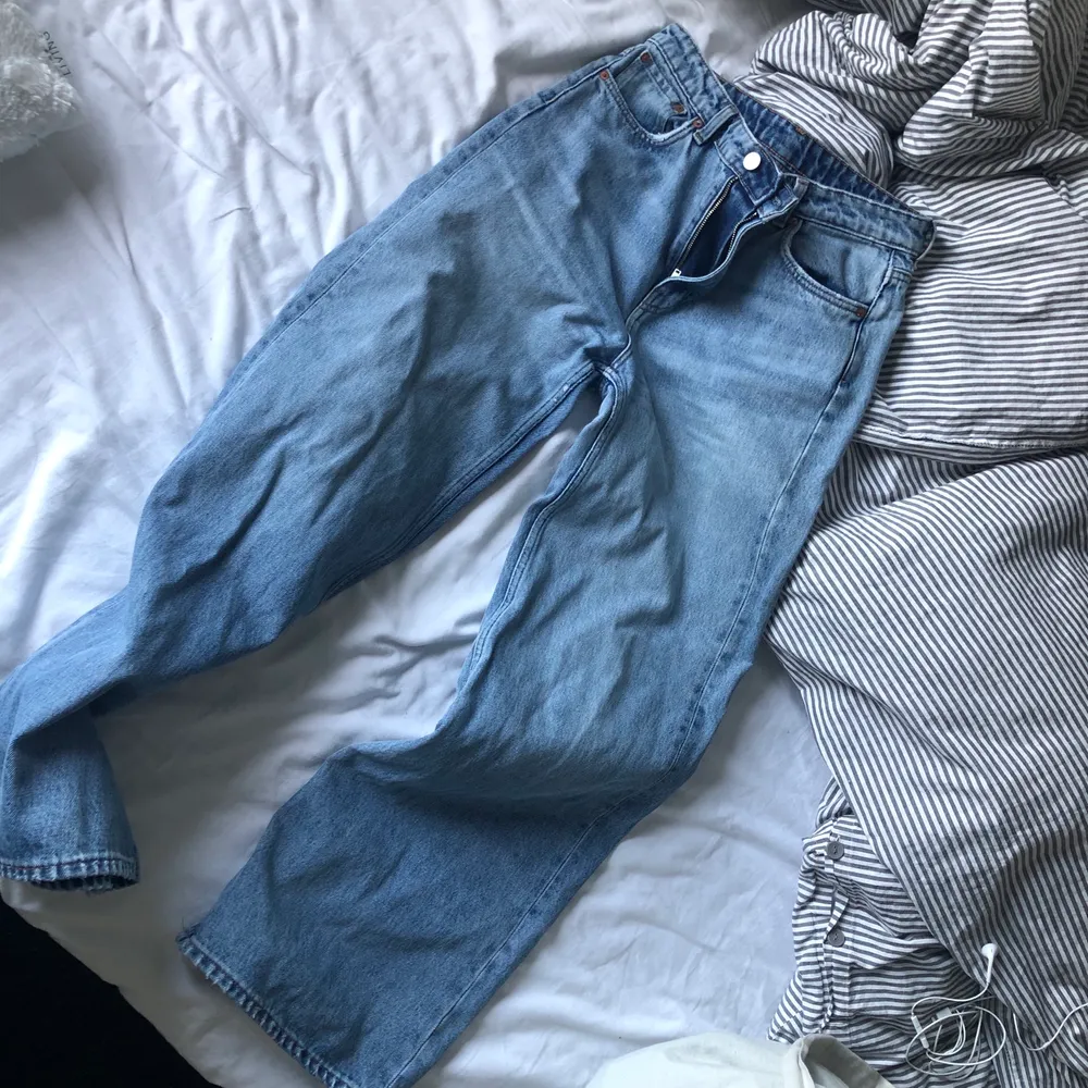 Vida jeans från weekday i strl w28 L30. Säljer pågrund av att de blivit lite korta på mig som är 173 cm lång. Fint skick! Köparen står för frakt 😌💕. Jeans & Byxor.