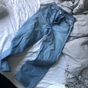 Vida jeans från weekday i strl w28 L30. Säljer pågrund av att de blivit lite korta på mig som är 173 cm lång. Fint skick! Köparen står för frakt 😌💕