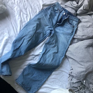 Weekday jeans - Vida jeans från weekday i strl w28 L30. Säljer pågrund av att de blivit lite korta på mig som är 173 cm lång. Fint skick! Köparen står för frakt 😌💕
