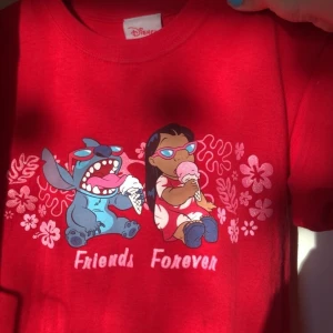 Söt t-shirt - Jättefin Lilo & Stitch tröja med glittrig rosa text! köpt på second hand men knappt använd av mig, strl S🥰  budgivningen är slut den 25e! 