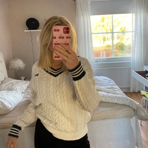 Tröja  - SKIT SNYGG tröja som ja köpte på en vintage butik i Göteborg, har tyvär inte fått någon större andvändning av, man ser knappt att den är andvänd eller köpt secondhand!Budgivning om flera är intresserade!💕💗💗