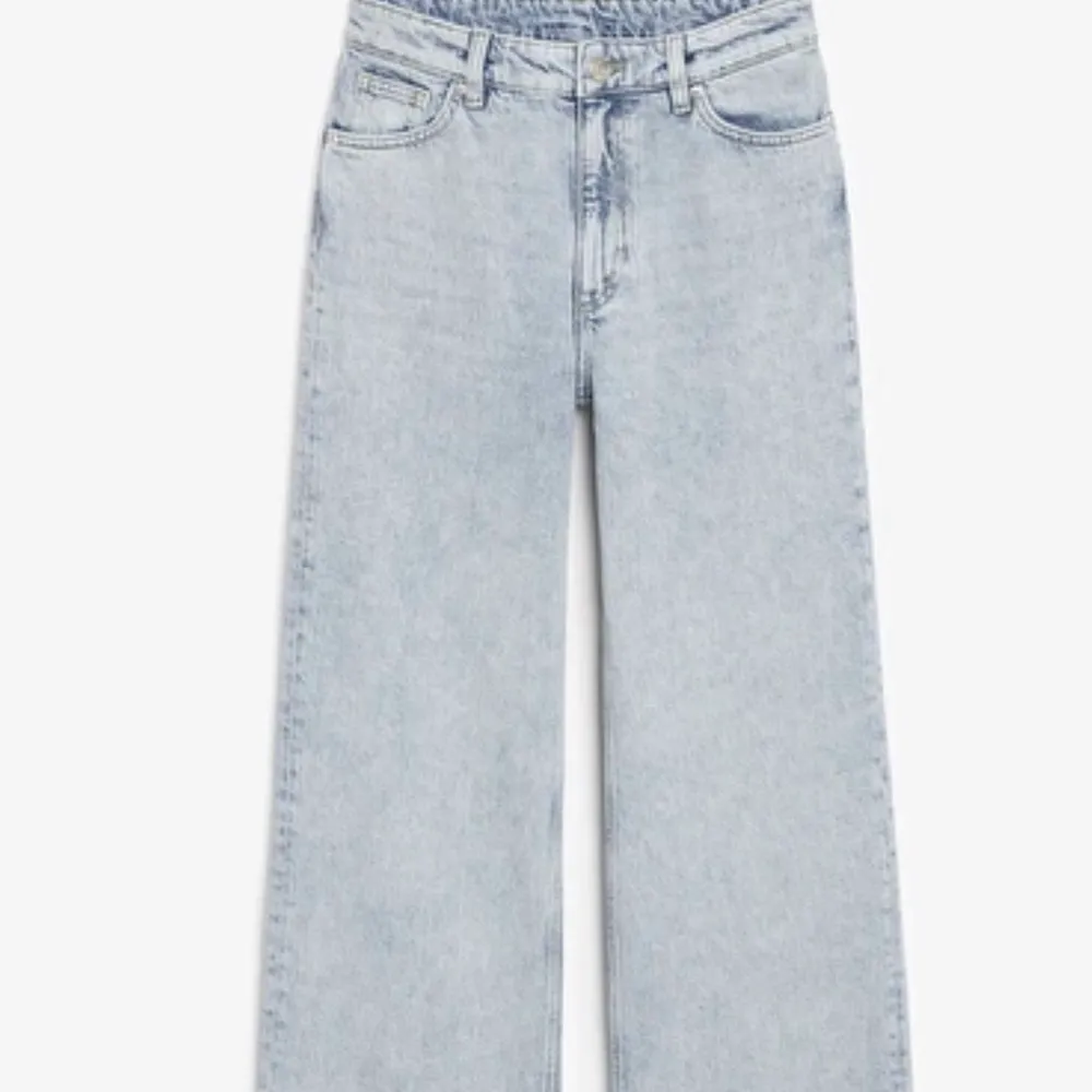 Super snygga monki jeans säljer pga dom är för stora på mig men jag är liten xs. Jag har ändå använt dom ett par gånger. . Jeans & Byxor.