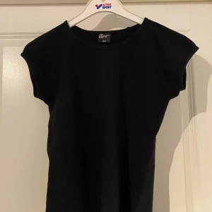 Svart T-shirt från VeckoRevyn - Svart T-shirt från VeckoRevyn. Finns i Västerås, annars står köparen för frakt.