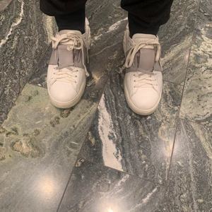 Valentino Skor storlek 40 - Snygga vita och gråa valentino skor. Dem är lite slitna men är ändå i gott skick. Storlek 40💛