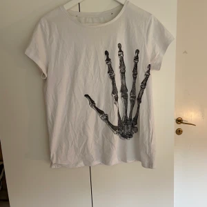 T-shirt  - Cool T-shirt med tryck. Köparen står för frakt, frakten ligger på 30 kr. 💖