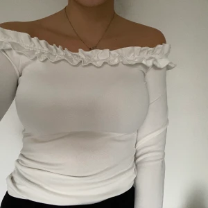 Vit blus  - En jätte fin vit blus från Gina Tricot, storlek XS. Har använt ett fåtal gånger. 