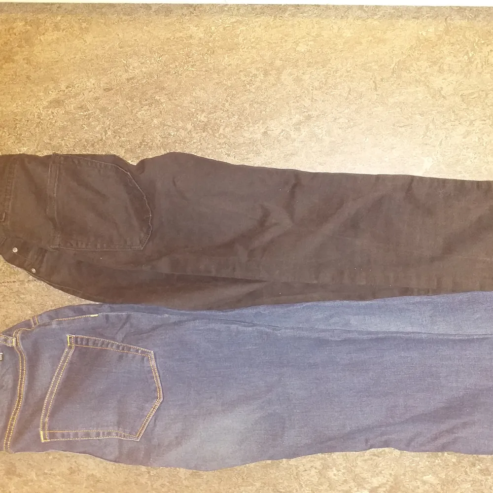 Oanvända High waist jeans storlek s blå och svart. Jeans & Byxor.
