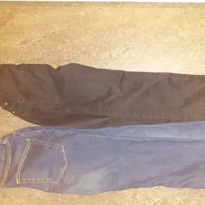 Oanvända High waist jeans storlek s blå och svart