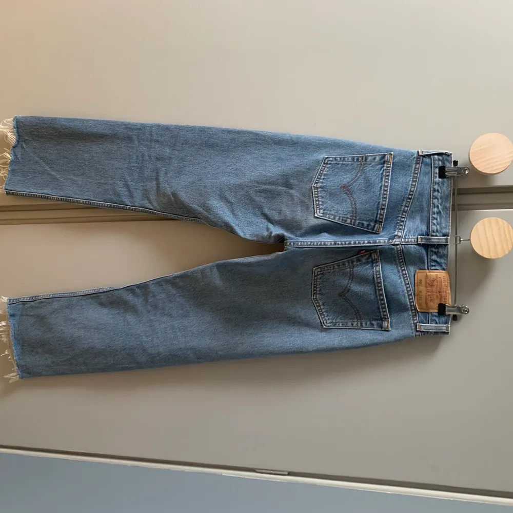 Levisjeans i blå tvätt - passar mig som är i stl S, snygg passform.  OBS! Jag är 163 cm och jeansen är avklippta ca 5 cm.. Jeans & Byxor.