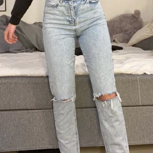 Snygga jeans med hål - Super snygga jeans. Säljer då dom inte kommer till användning längre. Jag är 163 cm❤️ frakt tillkommer🌟
