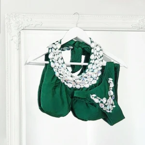 Grön Bikini diamanter XS/S - Färg: grön.  Strl: XS-S.   Snygg bikini, överdel + underdel. Matchat set. Fina detaljer av diamanter. Trosskydd kvar. Knyts med band i nacken & i ryggen, dvs justerbar. Frakt tillkommer.