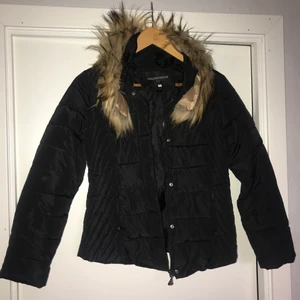 Svart vinterjacka  - Helt ny jacka som var för liten. Skulle säga strl xs-s / strl 36. Super fin men som sagt är den för liten för mig.