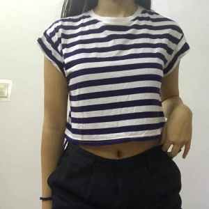 Randig magtröja  - En randig magtröja i storlek xs men passar bra med mig i s. I nyskick. Pris kan diskuteras och skriv gärna vid frågor eller önskemål om fler bilder. Kläderna tvättas och styckes precis innan utskick om så önskas. (Ifall det blir pengar över från frakten betalas det tillbaka)❤️