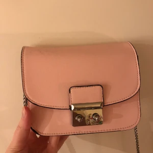 Väska - Rosa handväska. Använd endast 1 gång på en fest. Fint skick