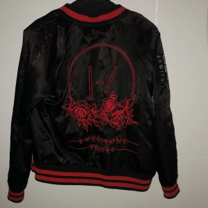 Twenty one pilots jacka - Säljer nu min twenty one pilots jacka som jag beställde för ett par år sen! Originella priset var ca 1200kr den har haft ett hål som jag har täckt över med en twenty one pilots patch. Kan mötas upp i västerås annars står köparen för frakt ✨
