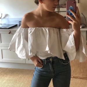 Vit volang tröja - Jätte fin tröja från zara som endast är använd 2 gånger🤩 nypris 400, säljer för 150 kr❤️