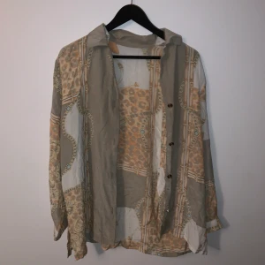 Flummig skjorta/blus - Fett snyggt skjortliknande plagg, kanske inte så passande för säsongen men den är skön och luftig till sommarn eller varmare tider, står ingen storlek i men skulle säga att den är ungefär medium👍🏼