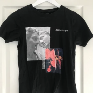 Gina Tricot T-shirt - T-shirt från Gina med superfint tryck. Storlek xxs och sitter tight på mig som är S/M i t-shirts. Så beroende på passform så passar den xxs-S skulle jag säga :) säljer för att den är för liten för mig, den är använd men fint skick :)