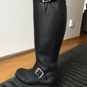 Johnny Bulls strl 35 - Säljer mina Johnny bulls i strl 35 som jag använt under några månader, säljer pga att jag vuxit ur dom. Skickar gärna fler bilder om det önskas :) köpta för ca 1700kr från Scorett