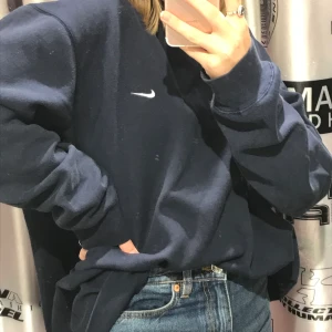 Vintage Nike sweatshirt - Säljer min fina vintage Nike sweatshirt! Supermysig verkligen! Den e oversized, stl Xl, o mörkblå, färgen syns bäst på första bilden. Obs, d e spegeln som e smutsig på första bilden o inte tröjan. BUDGIVNINGEN TAR SLUT IDAG (söndag) kl 00:00! Buda på fram tills dess!💙