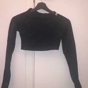 Gymshark Sport Topp - Säljer min Gymshark sport topp aldrig använd då den är för liten! Original pris runt 400kr 