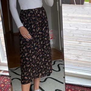Blommig midikjol - Superfin midikjol, blommig med knappar där fram! Säljer då den tyvärr blivit för liten:(( 