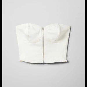 Weeekday topp - Vit denim topp från weekday. använd och tvättad en gång. säljer då den inte passar min stil. passar 38, alternativt en 36. möjligtvis en 34 med större byst. skick 9/10. Nypris 399kr.