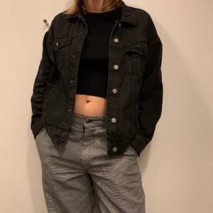 Jeansjacka - Assnygg jeansjacka köpt i lissabon förra våren. Möts upp i sthlm eller leverans då du stär för frakten :)