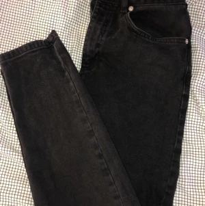Svarta Mom Jeans  - Knappt använda mom jeans ifrån nakd i strl 36🌸 170+frakt. Vid intresse kan jag skicka flera bilder🤍