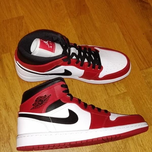 Jordan 1 Mid Chicago - Oanvända, äkta Jordans! Skickas snabbt och spårbart med PostNord. 
