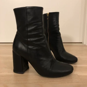 Stövletter & Other Stories  - Svarta skinnskor från & Other Stories i bra skick. De har nya sulor och klack (från skomakaren). Använda men i bra skick. Nypris 1450kr