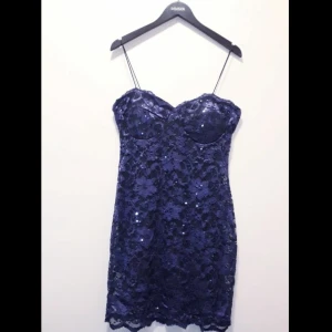 Klänning st L - Supersnyggt klänning från Nelly. Använd vid ett par tillfällen.Super snygg på.